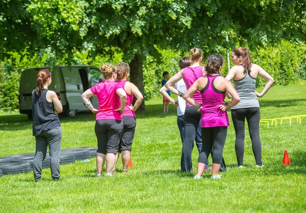 Ženy dělají crossfit cvičení venku — Stock fotografie