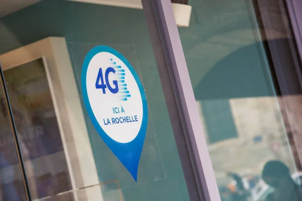 Een teken signalering van een 4g-netwerk is hier beschikbaar op een winkel — Stockfoto