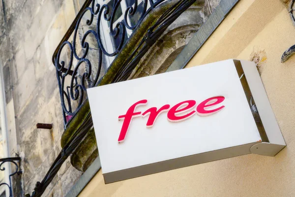 Registrera för ”Free”, en av de viktigaste internet-leverantörerna i Frankrike. — Stockfoto