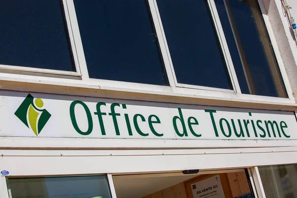Un business sign per l'Ufficio del Turismo ("Office de Tourisme " — Foto Stock