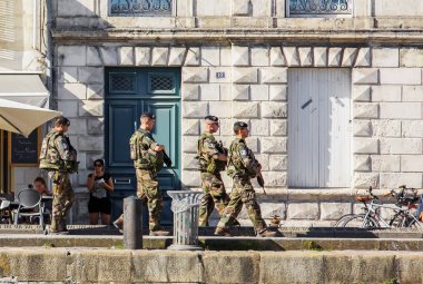 Fransız askeri devriye Vigipirate anti-terör takviye
