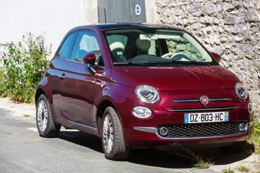 Kırmızı Fiat 500 Hatchback araba sokakta park edilmiş.
