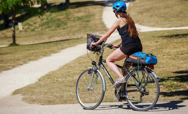 Fitte Frau fährt Fahrrad im Park — Stockfoto