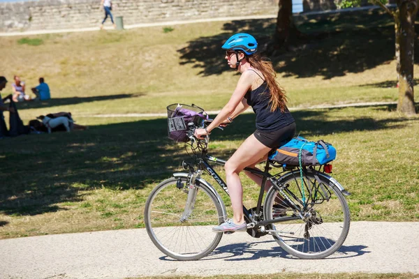 Fit žena jedoucí na kole v parku — Stock fotografie