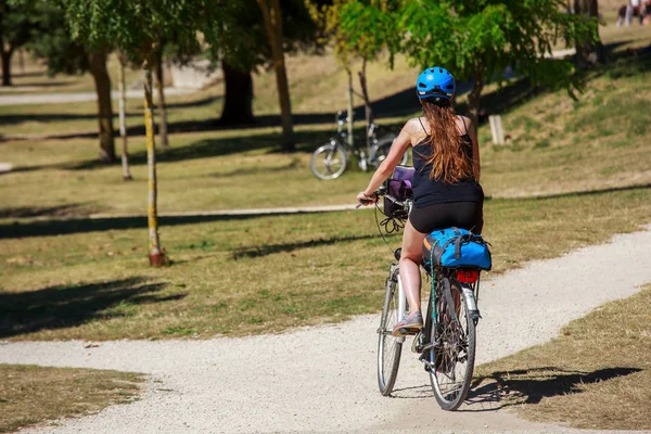 Fitte Frau fährt Fahrrad im Park — Stockfoto