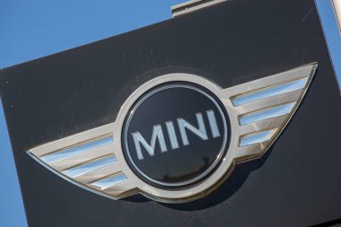 Gemide Mini araba logosuna mavi gökyüzü