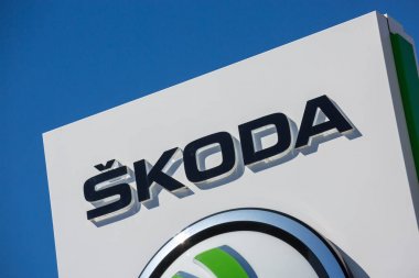 Skoda logosu beyaz tahta üzerinde closeup