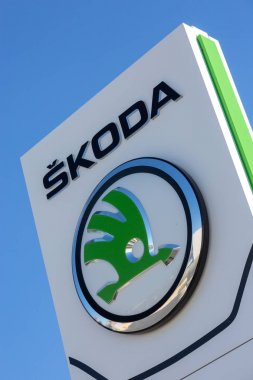Skoda logosu beyaz tahta üzerinde closeup