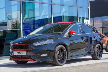 Siyah ford focus araba yolda sabit