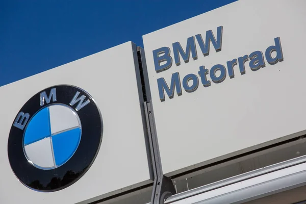 Primer plano del logotipo de BMW en la tienda frontal blanca — Foto de Stock