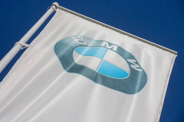 Primer plano del logotipo de BMW en la bandera grande blanca — Foto de Stock