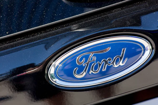 Logotipo Ford no carro preto — Fotografia de Stock