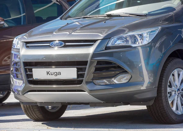 Primer plano del nombre de Kuga en el coche Ford — Foto de Stock