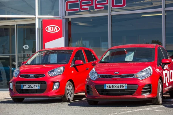 Two red Kia motors cars outside showroom — Stock Photo, Image