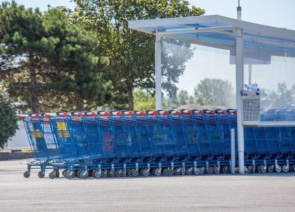 Supermarket shopping carts of the French brand "hyper U" — Stock Photo, Image