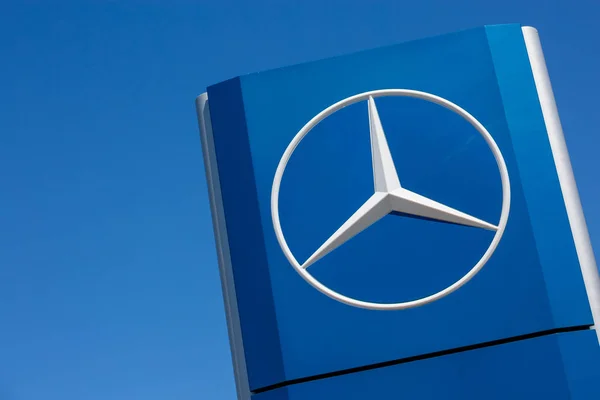 Logo Mercedes-Benz sobre fondo azul — Foto de Stock