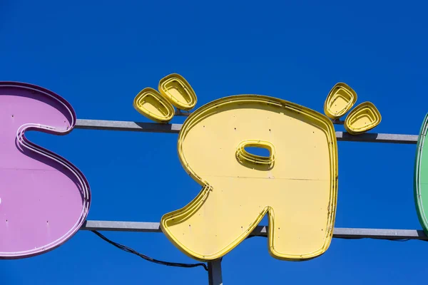 Close up on R of Toys R 'Us sign board over shop — стоковое фото