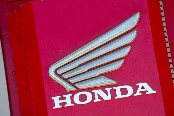 Nombre Honda con logo fuera de la tienda — Foto de Stock