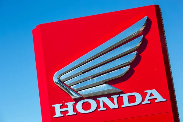 Nombre de la empresa Honda con logotipo en la pared roja — Foto de Stock