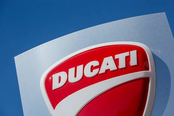 Logotipo Ducati en panel azul — Foto de Stock