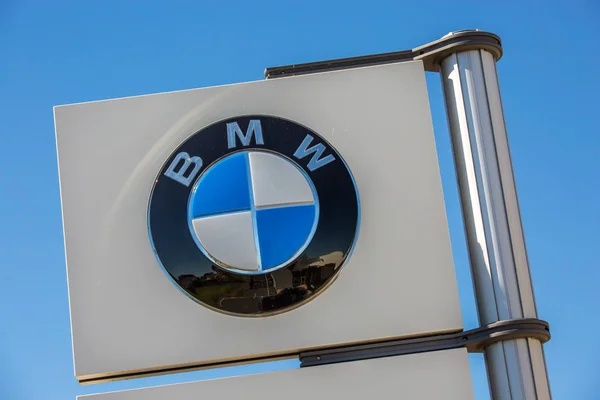 Primer plano del logotipo de BMW en la pizarra blanca — Foto de Stock
