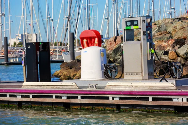 Gasolinera para barcos y embarcaciones —  Fotos de Stock