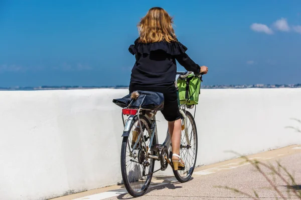 Junge blonde Frau fährt Fahrrad — Stockfoto