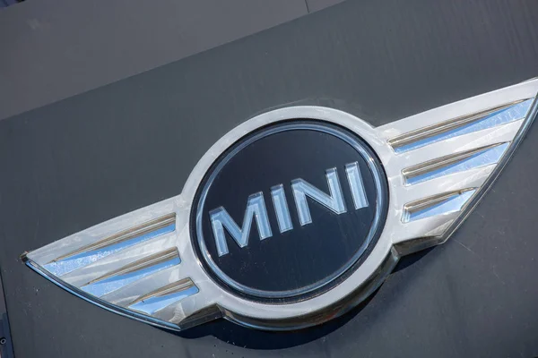 Logotipo del coche MINI a bordo en el cielo azul — Foto de Stock