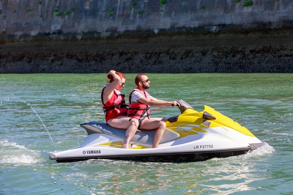 Paar genieten van jetski rijden — Stockfoto