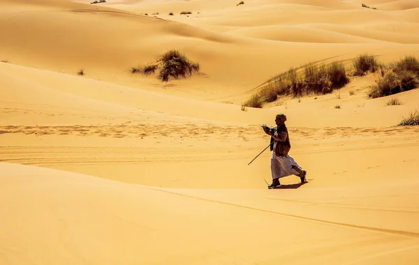 Man walking alone in desert — Stock Photo, Image