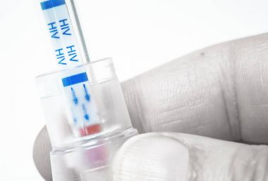 Kendi kendini sınama kan içinde HIV tutan el