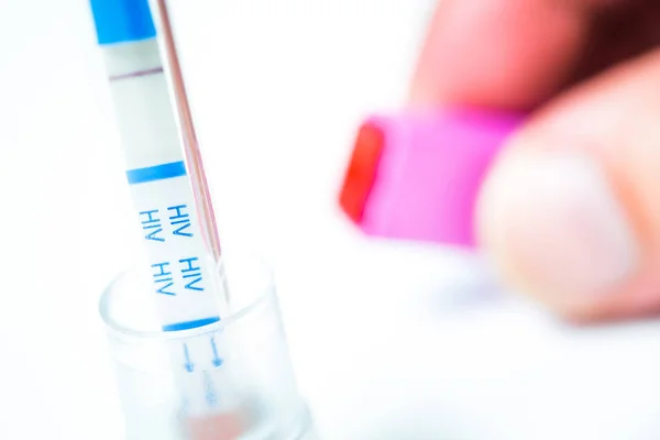 Fokus auf einen Hiv-Selbsttest mit seronegativem Ergebnis — Stockfoto