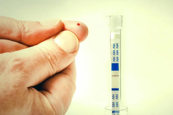 Auto-test HIV con risultato sieronegativo e dito con una goccia di sangue — Foto Stock
