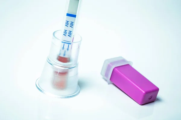 Αυτο-τεστ HIV και της ανοίγοντας με μαχαίρι συσκευή σε λευκό φόντο — Φωτογραφία Αρχείου