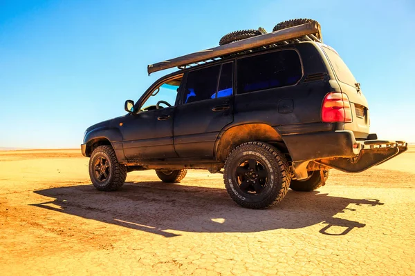 Carro parado no deserto — Fotografia de Stock