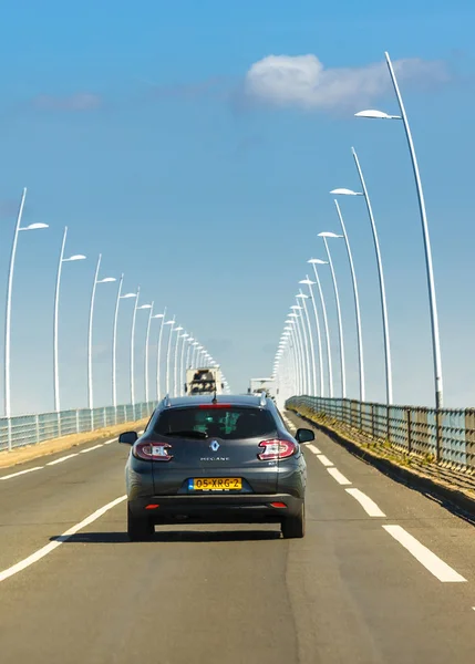 Mobil mengemudi di jembatan pulau Oleron — Stok Foto