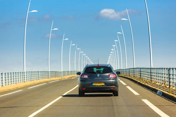 Mobil mengemudi di jembatan pulau Oleron — Stok Foto