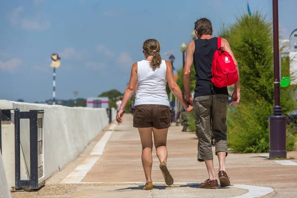 Jeune couple marchant en tenant la main — Photo