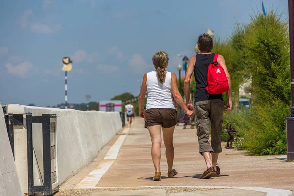 Chatelaillon France June 2017 Rear View Young Couple Holding Hands — Stock Photo, Image