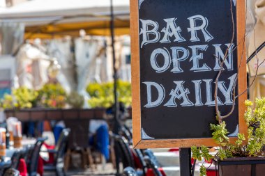 Restoran dışında Bar açık günlük tabela