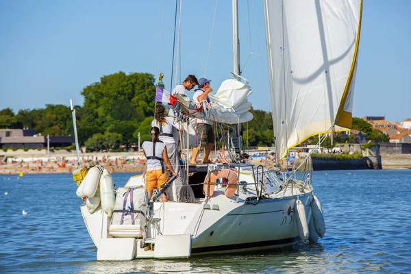 Amis revenant d'un voyage en mer sur leur voilier — Photo