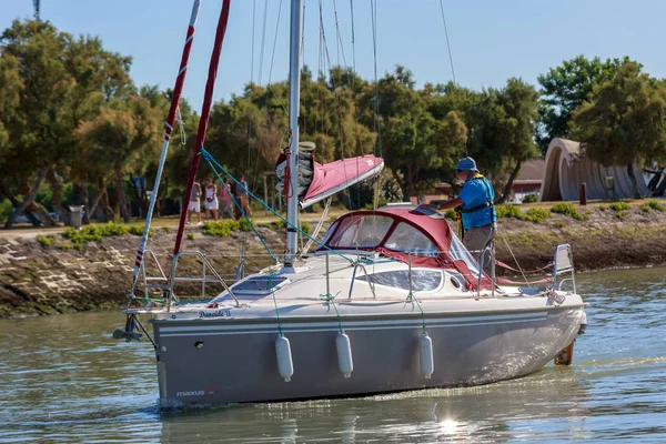 Hombre mayor yate de limpieza para montar — Foto de Stock