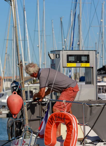 Homem à espera no porto da bomba de óleo — Fotografia de Stock