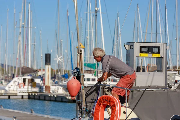 Hombre esperando en el puerto de la bomba de aceite —  Fotos de Stock