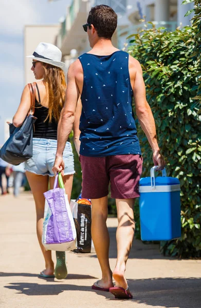 Homem andando com geladeira portátil — Fotografia de Stock