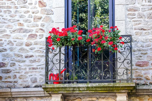 Ventana con flores en el balcón — Foto de Stock