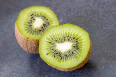 Olgun tüm kivi ve vintage ba izole yarım kivi