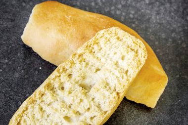 Kuru ekmek üzerinde Vintage arka plan izole