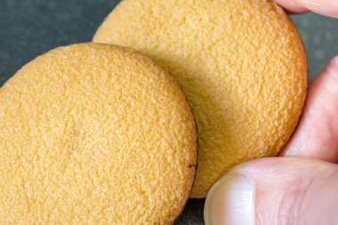 kurabiye kurabiye vintage bir arka plan üzerine çikolata sosu ile