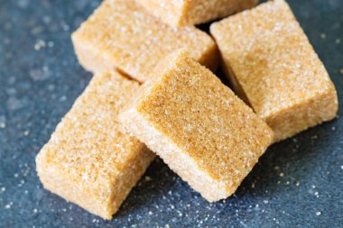 Kahverengi şeker, vintage bir arka plan üzerinde izole yığını